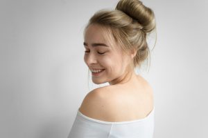 Un chignon simple pour le réveillon 2022.