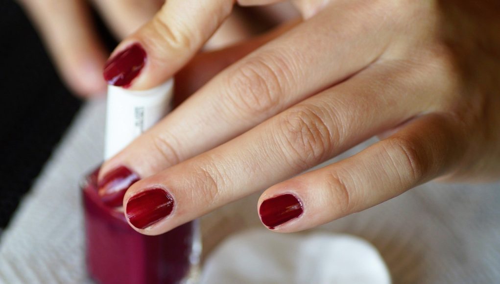 Vernis à ongles de couleur bordeaux adéquat pour la période hivernale