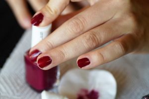 Couleurs de vernis à ongles hiver 2022-2023 -bordeaux 