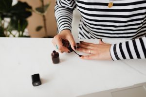 Couleurs de vernis à ongles hiver 2022-2023 - noir 