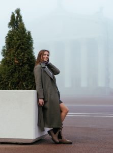 Les meilleures astuces pour porter des jupes en hiver - minijupe + manteau long