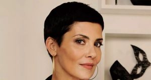 Cristina Cordula nous montre comment réaliser un maquillage années 90 Cristina Cordula tendances 2023