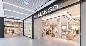 Ce trench Mango est votre essentiel du printemps trench Mango