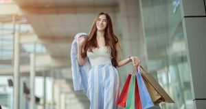 Eva Longoria adopte la robe à la mode du printemps