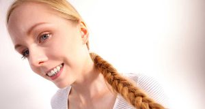 La tresse longue est la coiffure la plus prisée du printemps tresse longue