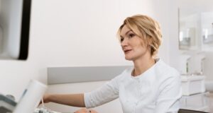 Thérapie par la lumière LED : un traitement efficace pour une peau sans défaut Médecin avec une machine à thérapie