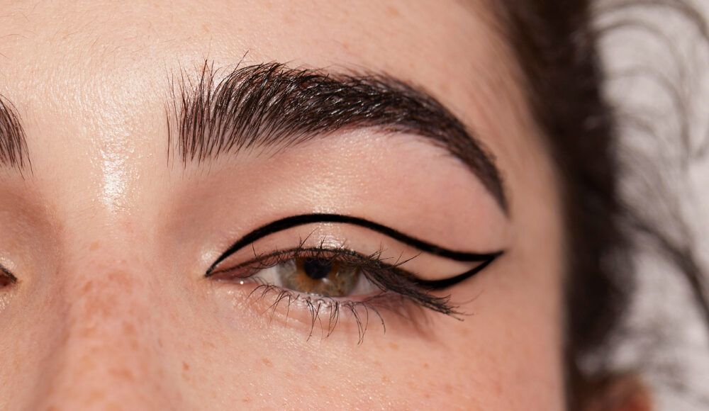 Techniques d'application pour que votre eye-liner tienne
