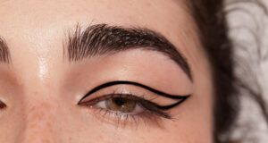 3 techniques d’application pour que votre eye-liner tienne plus longtemps Techniques d'application pour que votre eye-liner tienne