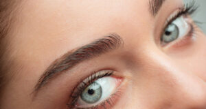 Les astuces pour des sourcils impeccables même par temps chaud Astuces pour des sourcils impeccables