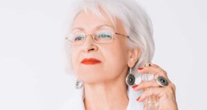 Coupes de cheveux tendances pour femmes de plus de 60 ans portant des lunettes Coupes de cheveux tendances pour femmes de plus de 60 ans