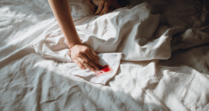 Enlever les taches de sang menstruel : solutions pratiques et efficaces