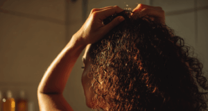 Cheveux bouclés : les secrets (très) discrets d’un lissage qui tient vraiment