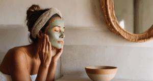 L’astuce à l’argile verte que les pros de la peau gardent pour elles