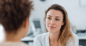 Tout savoir sur les pertes blanches abondantes : est-ce vraiment normal ?